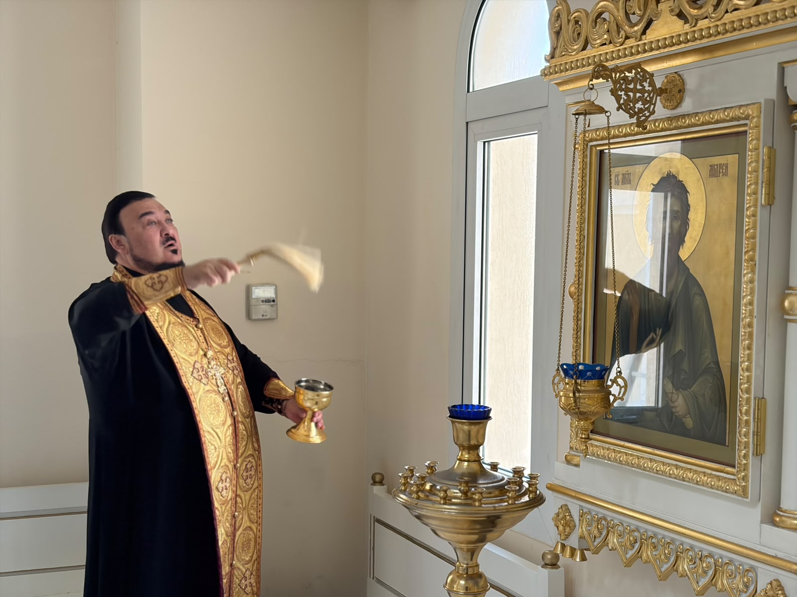 Архимандрит Александр (Заркешев) освятил окна храма после завершения ремонта.